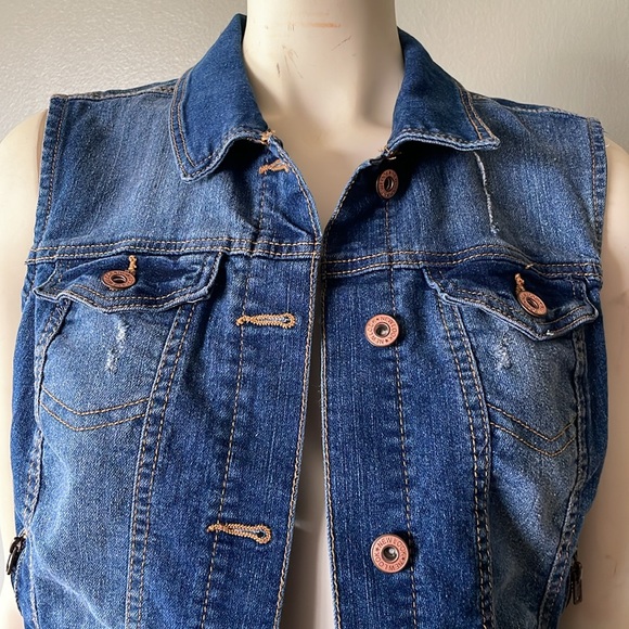 New Look, distressed jean vest. Size L - Picture 2 of 9